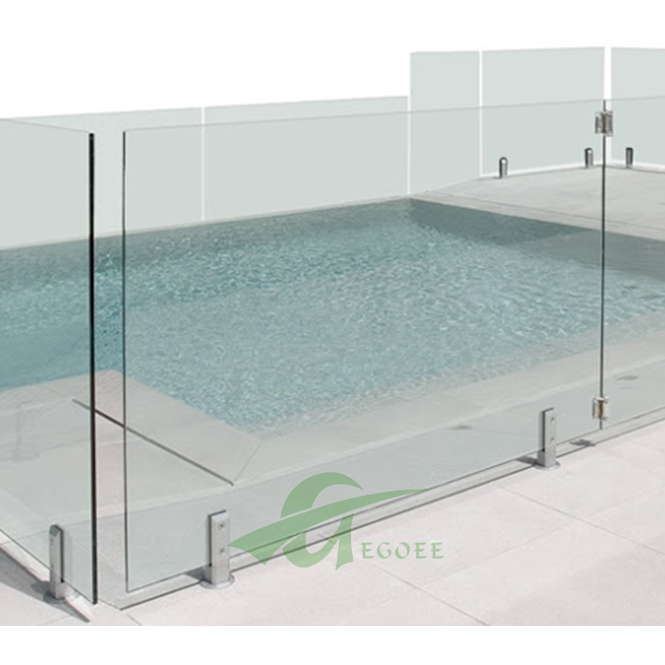 Frameless glass risers by the pool.