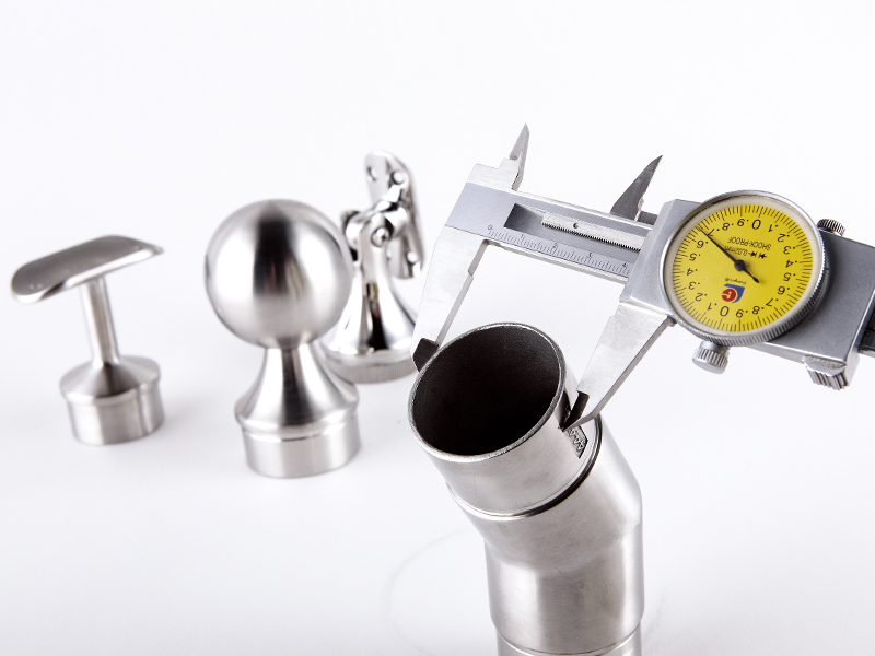A comprehensive introduction to stainless steel staircase handrail accessories —— analysis of the full series of products such as glass clamps, posts, elbows and brackets